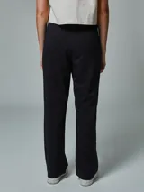 Pantalón negro de vestir, de corte recto y tiro alto, con pinzas en la cintura y bolsillos laterales.