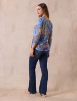 Blusa estampada marca Ruby Rd, de corte recto y mangas 3/4. Presenta aplique de crochet en el escote redondo y en la parte superior del frente.