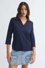Remera de algodón color azul marino con cuello tipo polo y mangas 3/4.