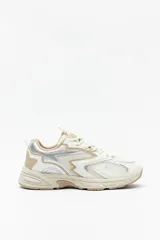 Zapatillas urbanas blancas con detalles plateados, de caña baja y cordones.