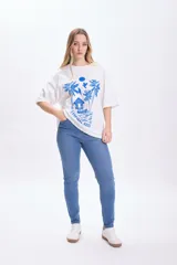 Pantalón de jean skinny de tiro medio, color azul claro, con suave elasticidad.