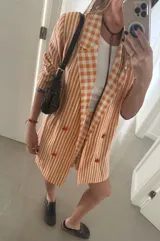 Short de lino a cuadros color naranja y blanco, estilo sastrero con calce holgado.