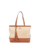 Cartera tipo tote de cuero vacuno color beige con base marrón. Tiene doble asa de hombro marrón, logo metálico y colgante con borla de cuero.