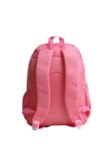 Mochila escolar color rosa claro con detalles en verde menta en los cierres y tiradores. Presenta dos bolsillos frontales con cierre y un parche con el logo de la marca. En el bolsillo inferior derecho tiene bordado el texto "love yourself" en color celeste.