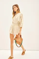 Short de calce relajado confeccionado en jacquard con hilos de colores y bolsillos laterales.