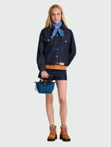 Bolso de mano tipo tote pequeño Longchamp modelo Le Pliage Energy XS, color azul petróleo con asas y solapa de cuero negro.