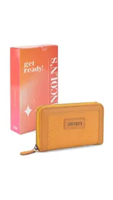 Billetera mediana color beige con textura croco, cierre alrededor y logo Lincoln's.