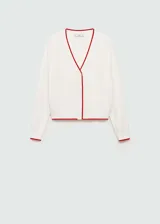 Cárdigan blanco de tejido de punto fino con cuello pico, terminaciones en contraste color rojo, diseño recto, cierre delantero con botones y manga larga.