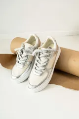 Championes negros con estampado animal print en tonos marrones y dorados.