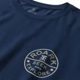 Remera azul marino de manga corta con cuello redondo y estampado en el pecho con el logo de la marca Roark y la frase "Seek and Explore".