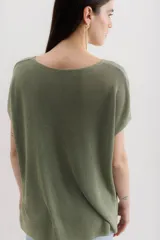 Blusa color beige de tejido de punto con lurex, de mangas cortas y corte holgado.