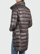 Campera larga Herno modelo María, confeccionada en nylon ultraligero color gris, con cuello alto, cierre frontal con cremallera y bolsillos con solapa.