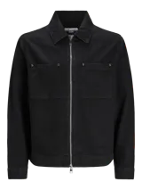Chaqueta de denim negra con cuello clásico, cierre frontal con cremallera, mangas largas con puños elásticos y bolsillos en el pecho.
