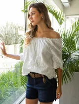 Blusa de algodón color blanco con bordado broderie, escote recto con frunce y forro interno a tono.