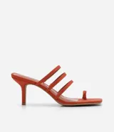 Sandalias mule color naranja con puntera cuadrada, tiras finas en la parte superior y dedera. Tacón fino de 7 cm.