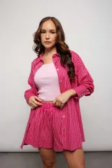 Short de tiro alto a rayas verticales rosas y blancas con elástico en la cintura y bolsillos laterales.