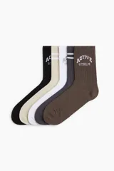 Pack de cinco pares de medias deportivas de caña media en punto fino suave de tejido funcional confeccionado con DryMove™, que ayuda a absorber el sudor y mantenerse frescos. Incluye un par negro, un par beige con una raya blanca, un par blanco con una raya gris, un par gris con dos rayas blancas y un par marrón con la inscripción "ACTIVE STHLM" en blanco.