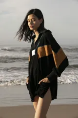 Hoodie azul de toalla con capucha, mangas largas y diseño color block con franja roja y ribete amarillo en el pecho. Logotipo bordado en el frente y bolsillos laterales.