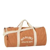 Bolso duffel color marrón con detalles en beige, con logo de New Balance en el frente.