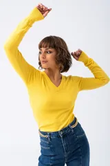 Buzo amarillo de tejido PBT, con escote en V y corte relajado.