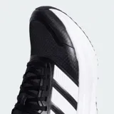 Championes de running Adidas modelo Galaxy Star 2.0, color negro con las icónicas tres tiras laterales en blanco. Presentan un exterior de tela transpirable, mediasuela Cloudfoam para una amortiguación suave y suela de caucho duradera.