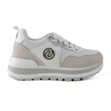 Championes urbanos Korium Allie, color blanco con detalles en gris, con plataforma y cordones.
