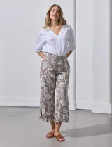 Pantalón crop de lino color beige, marca Dash, con pretina trasera elastizada y bolsillos delanteros.