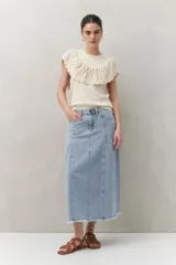 Chaleco color crema de tejido de punto, con cuello redondo y volados de crochet en el frente y la espalda.