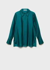 Camisa de vestir verde esmeralda de corte recto, con cuello camisero, cierre frontal con botones ocultos y mangas largas con puños abotonados.