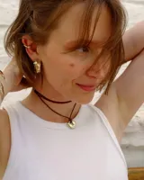 Aros colgantes dorados con forma irregular.