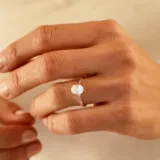 Anillo de plata 925 con circonia oval engarzada en 4 puntas.