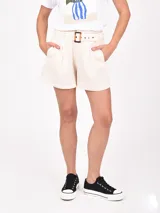 Short de vestir color verde oliva, de tiro alto, con pliegues frontales y cinturón con hebilla cuadrada marrón.