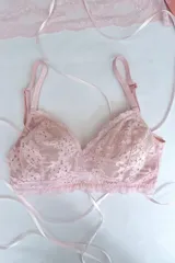Bralette de encaje elastizado color rosa pálido, con forro interno, breteles regulables y ganchos en la espalda.