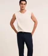 Pantalón de vestir color beige, de corte recto, confeccionado en lino y viscosa. Presenta cintura con trabillas, bolsillos laterales y traseros.