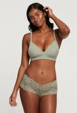 Panty de microtul color verde con encaje floral en los bordes.