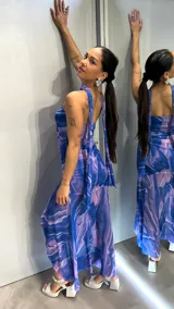 Vestido largo de fiesta con estampado abstracto en tonos azules y lilas. Diseño de un solo hombro con detalle drapeado en la cintura y abertura lateral en la falda.