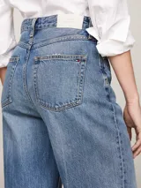 Pantalón de jean celeste de corte amplio, talle alto y pierna recta.