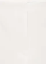 Pantalón blanco de corte recto y largo, con forro interior, tejido fluido, dos bolsillos laterales y cierre oculto de botón, gancho y cremallera.