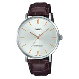 Reloj Casio analógico con caja plateada y esfera blanca, índices y agujas en naranja. Correa de cuero marrón con textura y hebilla ajustable. Resistente al agua (30m).