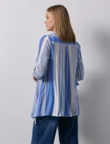 Camisa larga de rayón marca Robert Louis, con estampado a rayas verticales en tonos coral y blanco. Tiene cuello con solapa, abertura central con botones, mangas largas regulables con presilla y botón, y tajos laterales.
