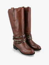 Bota media de cuero color marrón con detalle de tachas plateadas y correa ajustable alrededor del tobillo.
