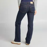 Pantalón de jean azul oscuro, corte flare, con cintura alta elástica para embarazo.