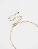Set de dos collares cortos, uno de perlas sintéticas y otro de metal dorado con dije de delfín.