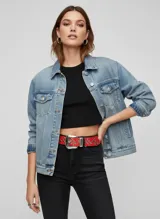 Cinturón ancho de cuero sintético rojo con hebilla metálica plateada y tachas redondas plateadas distribuidas a lo largo de la tira.