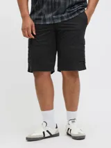 Short cargo negro de Jack & Jones Plus, corte relajado, tiro medio, cierre con cremallera, múltiples bolsillos cargo, laterales y traseros.