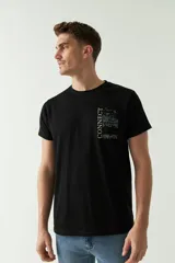 Remera negra de algodón con estampado en el frente y la palabra "CONNECT" estampada verticalmente en blanco en el lateral izquierdo.