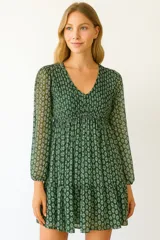 Vestido corto con estampado de hojas, escote en V y mangas largas.
