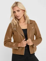 Chaqueta marrón de cuero sintético con corte biker, cierre asimétrico con cremallera, cuello con solapas y tachas decorativas.