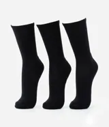 Kit de tres pares de medias negras de caña larga confeccionadas en algodón.