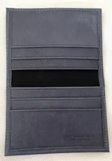 Tarjetero de cuero vacuno color azul con seis ranuras para tarjetas.